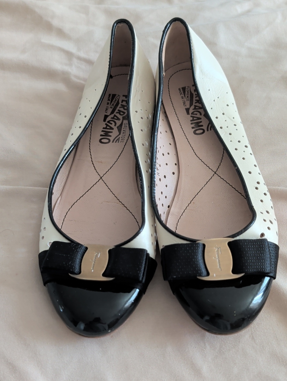 Salvatore Ferragamo Cream and Black Vara BowLeather Ballet Flats Size 7 B